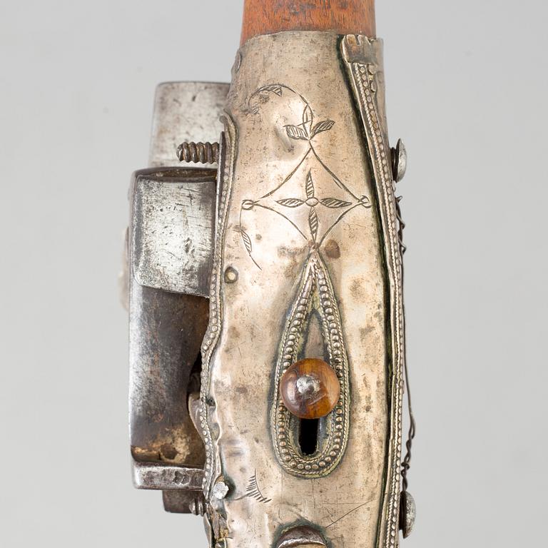 SNAPPLÅSPISTOL, Kaukasisk samt KARTUSCHVÄSKA, 1800-tal.