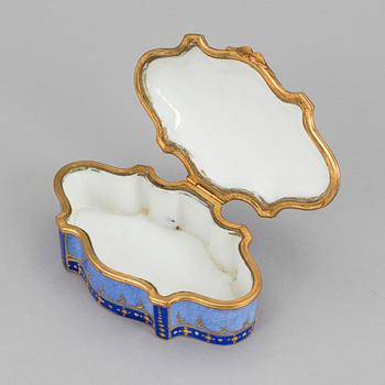 An early 20th century rococo style porcelain box with cover.