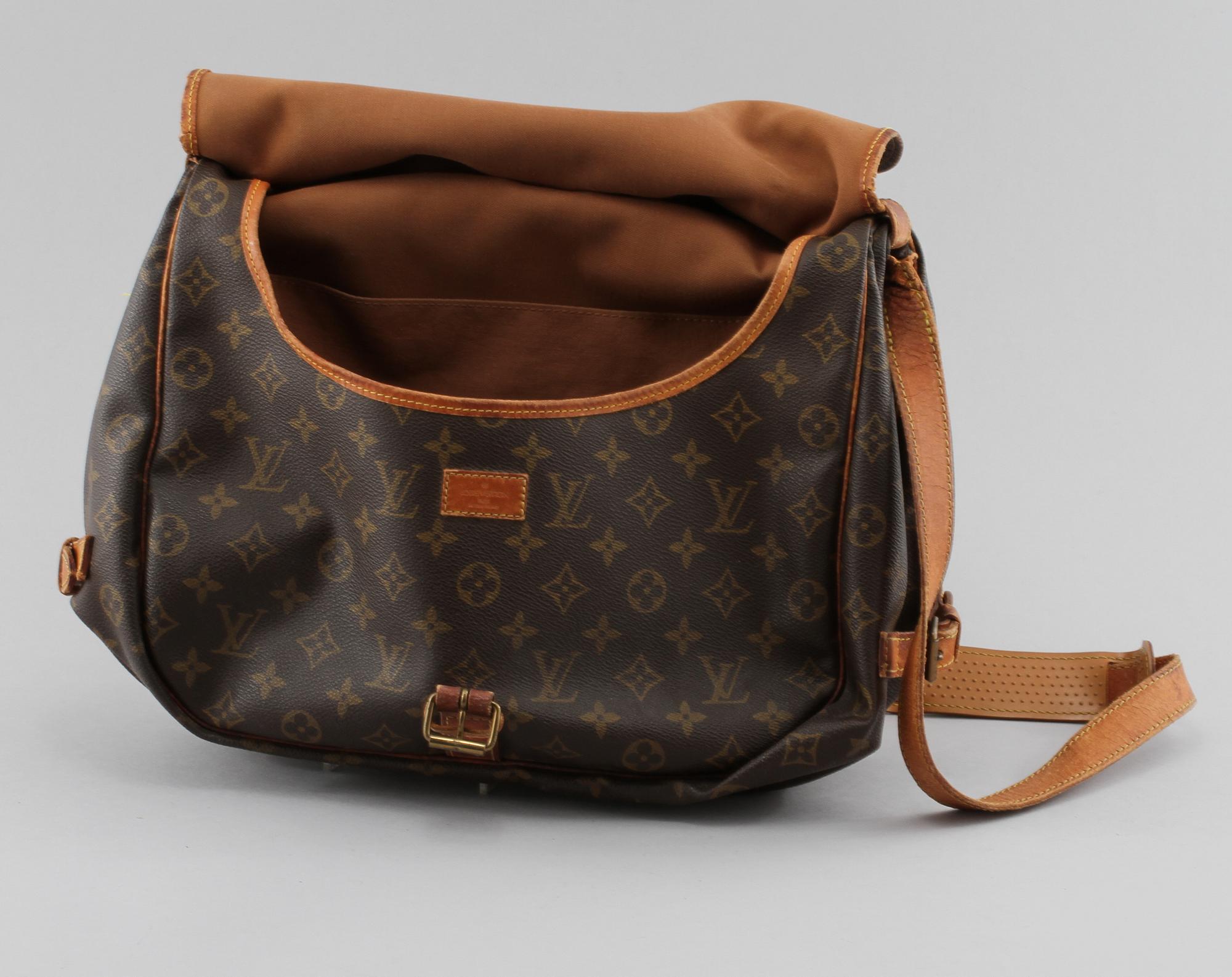 AXELREMSVÄSKA, Saumur 35, Louis Vuitton.