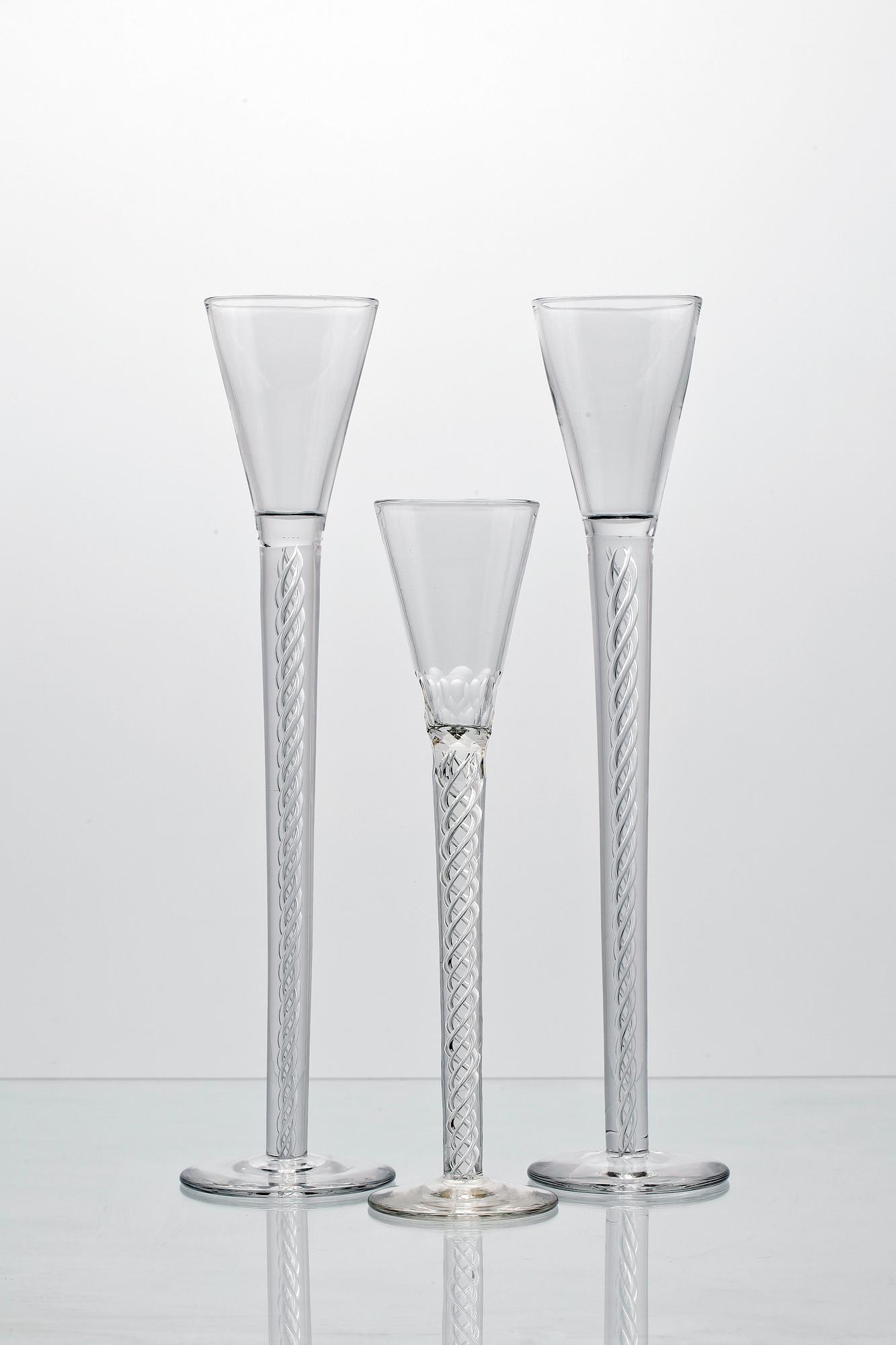 SNAPSGLAS, 3 st. 1800/1900-tal. Trol. England.