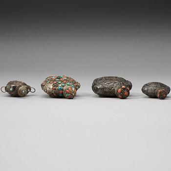 SNUSFLASKOR, fyra stycken, vitmetall samt låghaltigt silver. Tibet, 1800-tal.