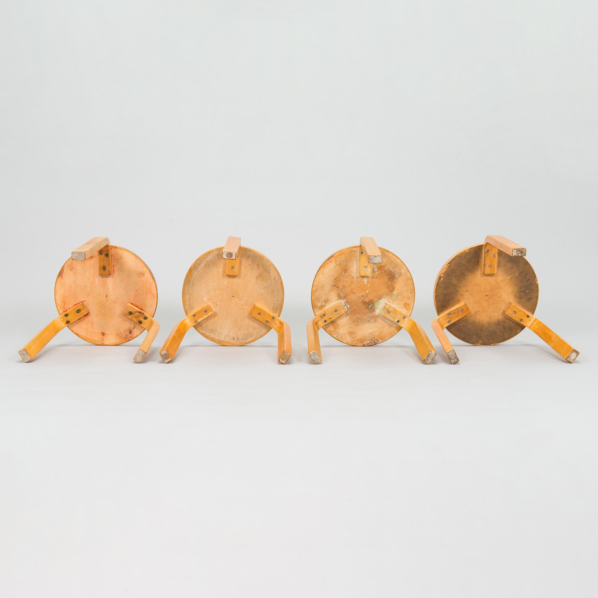 Alvar Aalto, jakkaroita, 4 kpl malli 60, O.Y. Huonekalu- ja Rakennustyötehdas A.B. 1900-luvun puoliväli.