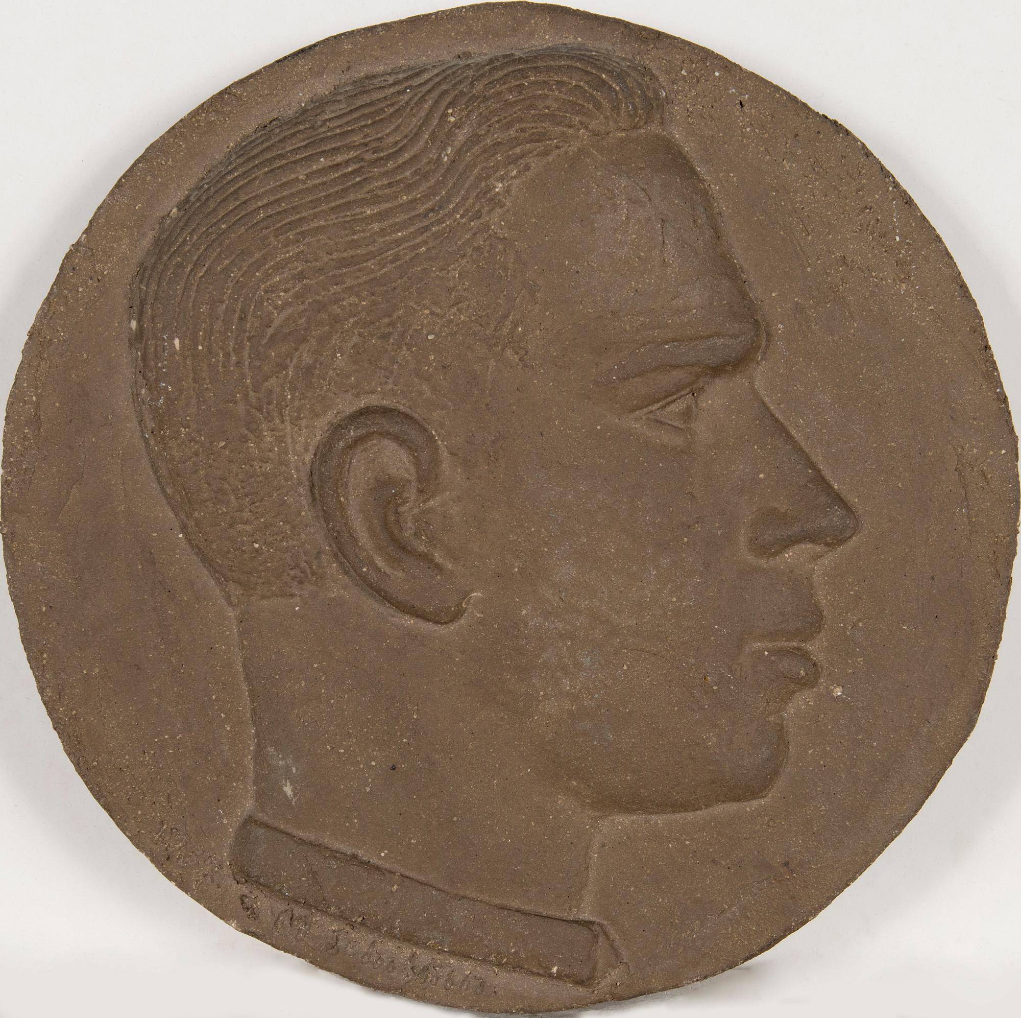 Michael Schilkin, reliefi, kivitavaraa, signeerattu M. Schilkin 1937.