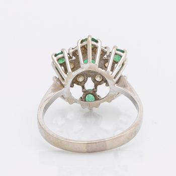 Ring 18K whitegold, brilliant-cut diamonds 0,36 ct inscribed and emeralds.