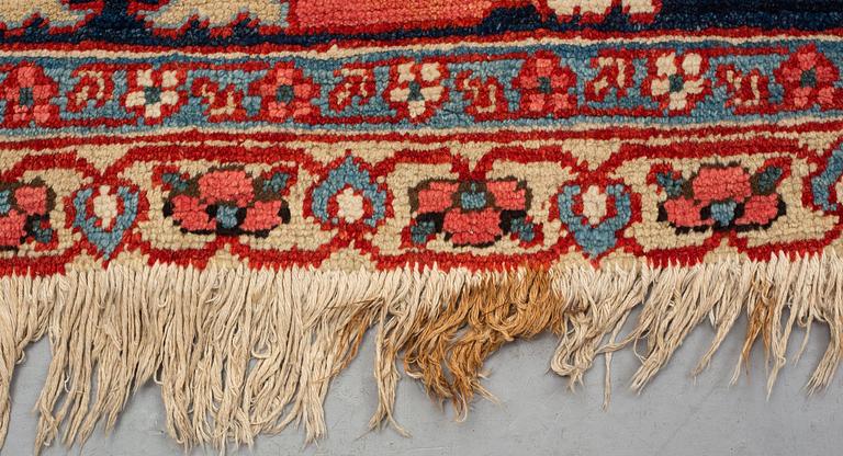 A carpet, semi-antique Heriz, ca 590,5 x 374,5-384,5 cm.