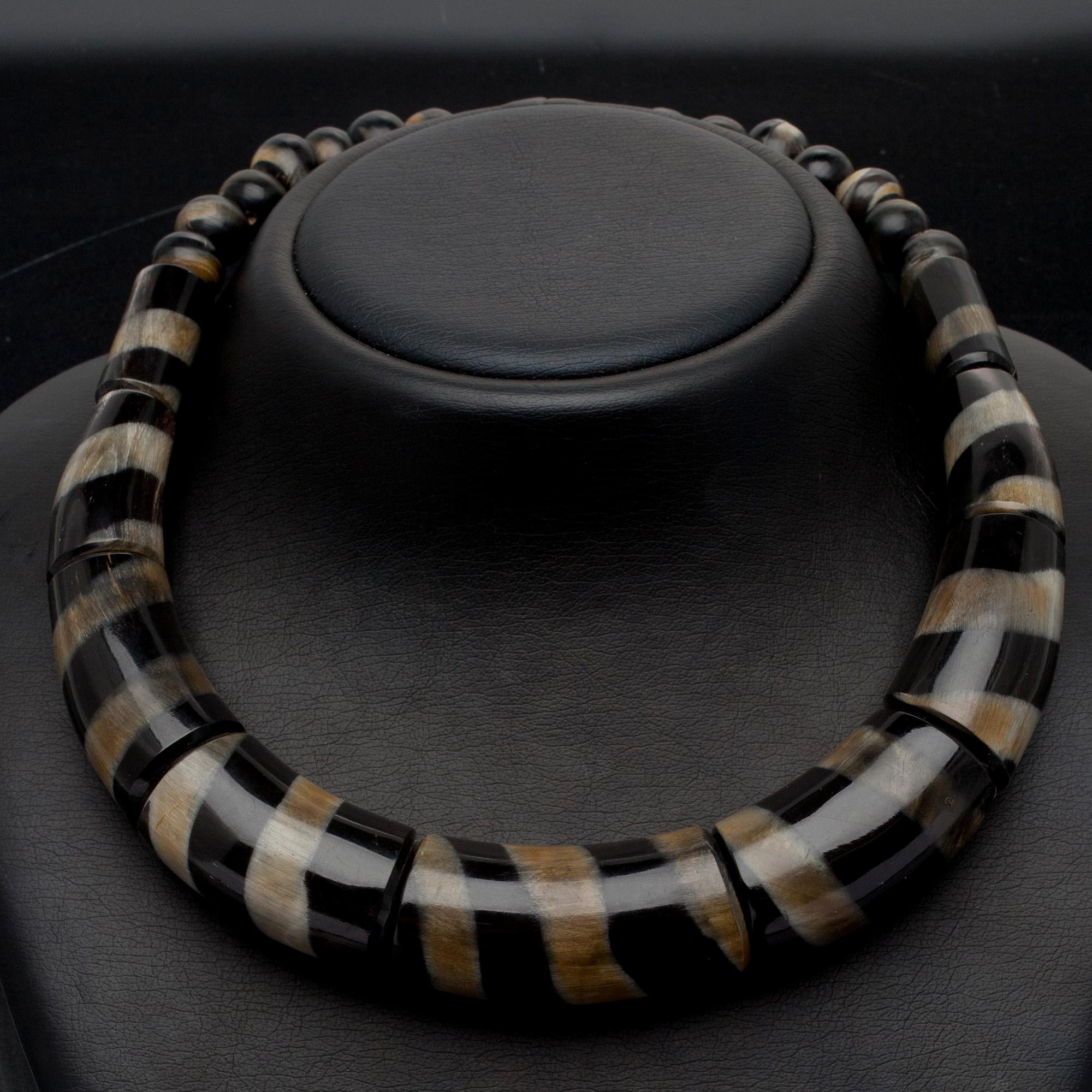 HALSBAND, buffelhorn. Nyproduktion.