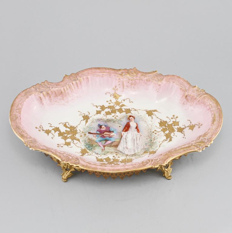 SKÅL, porslin,  nyrokokostil, Frankrike, 1900-talets första hälft.