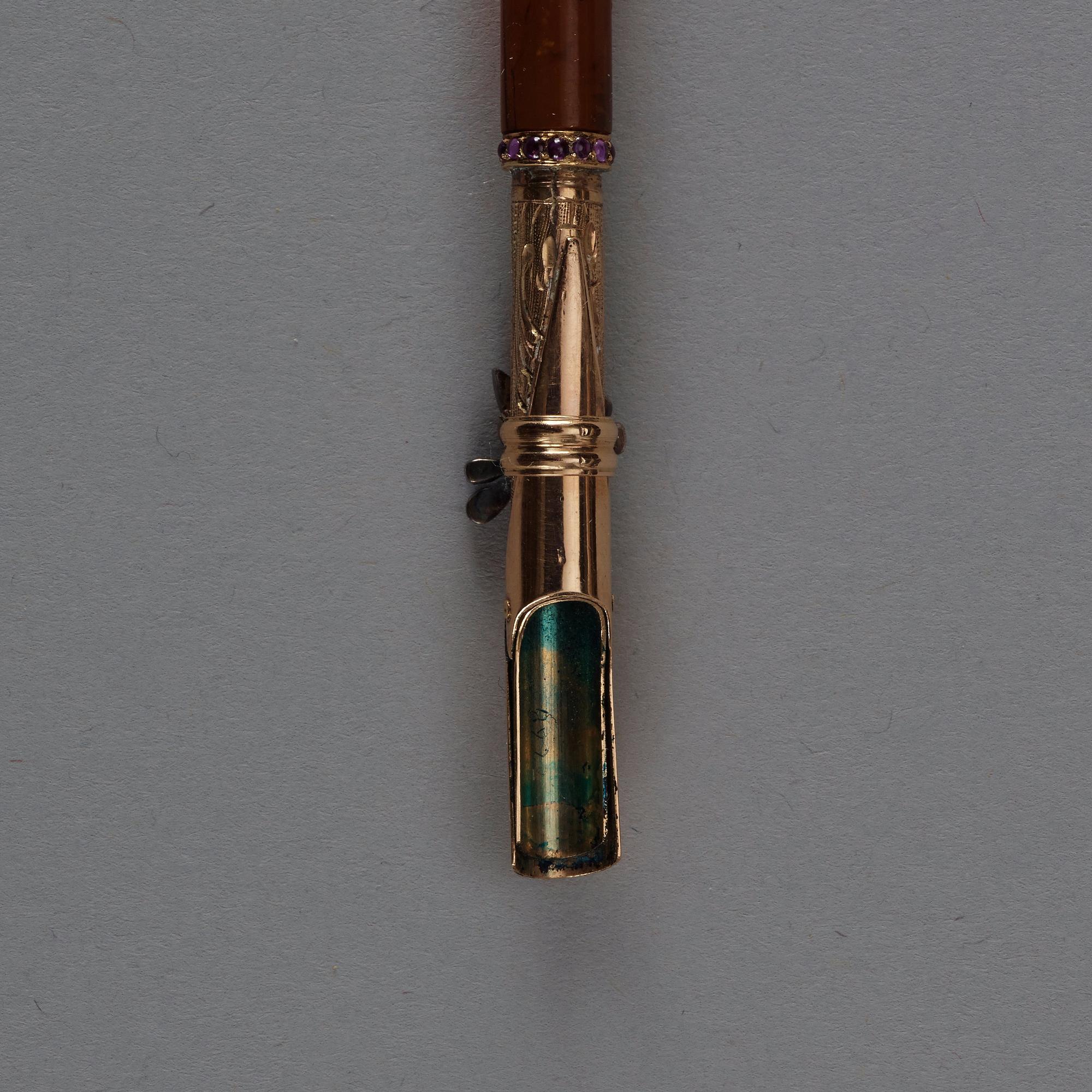 PENNSKAFT, guld, emalj, pärla och rosenstenar, omärkt, 1800-talets andra hälft. Ristat invtarie nr. 8222.