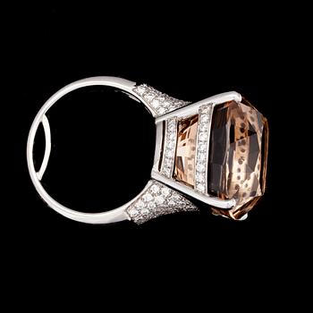 RING, pinkish-brown topas, 28.52 cts, and brilliant cut diamonds, 0.88 cts.