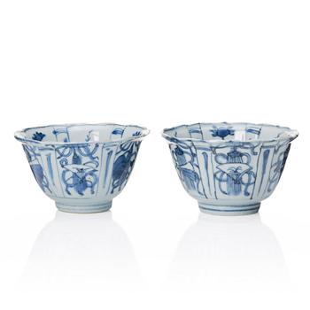 962. Two blue and white bowls, Ming dynasty, Wanli (1572-1572-1620).