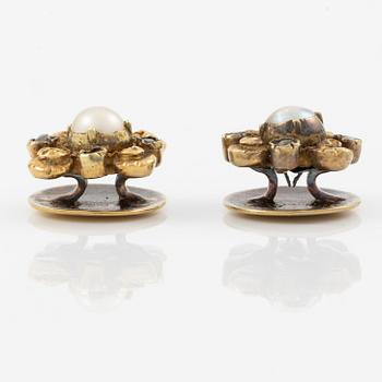 A pair of shirt buttons in 18K gold with pearls and rose-cut diamonds.