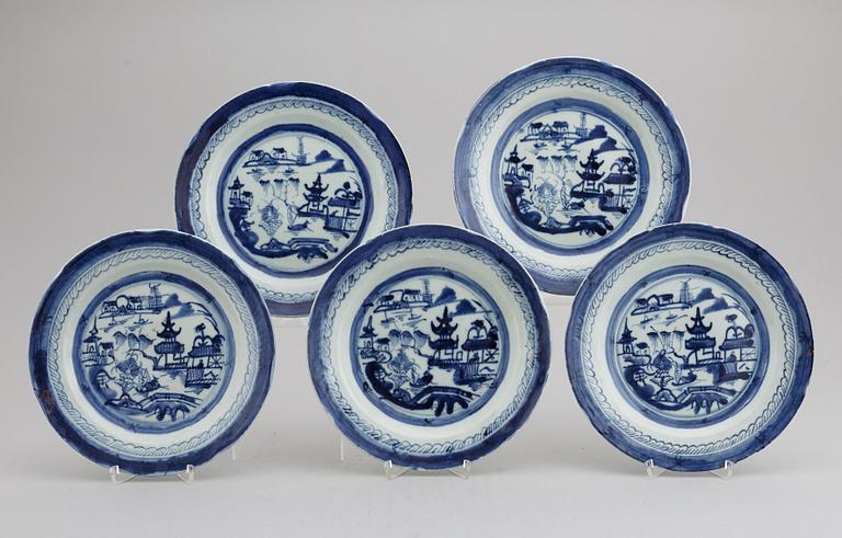 A blue and white hot water dish and five dinner plates, Qing dynasty, 18/19th Century.