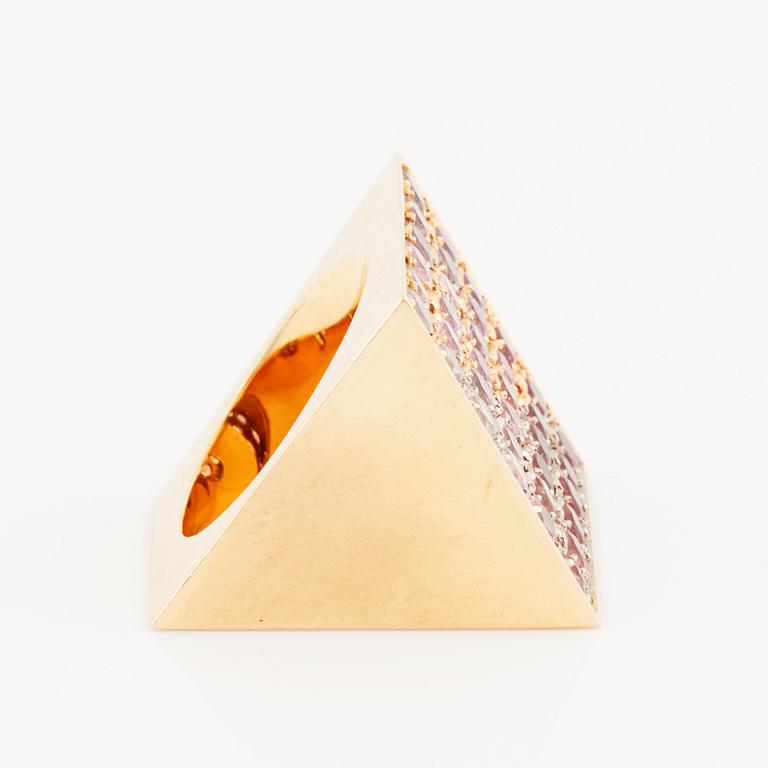 Kristian Nilsson, an 18K gold ring set with round faceted coloured stones, Stockholm 1985.