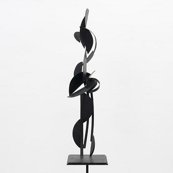 Rune Rydelius, skulptur, signerad, metall, höjd 103,5 cm (inklusive piedestal 207 cm).