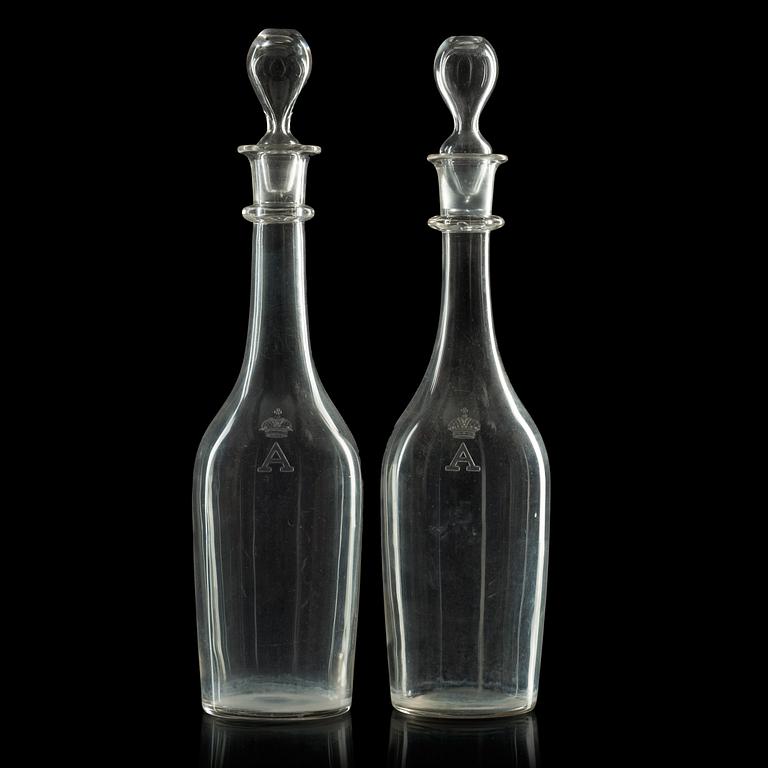 KARAFFER, ett par, glas. Ryssland, 1800-tal. Troligen kejserliga glasmanufakturen, St Petersburg.