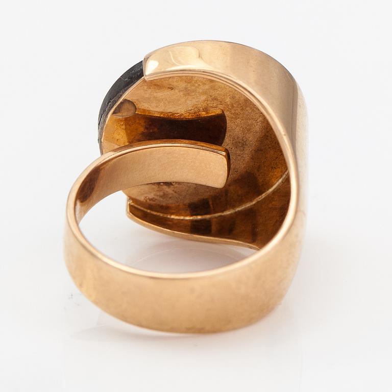 Elis Kauppi, A 14K gold ring with a spectrolite. Kupittaan kulta, Turku 1974.