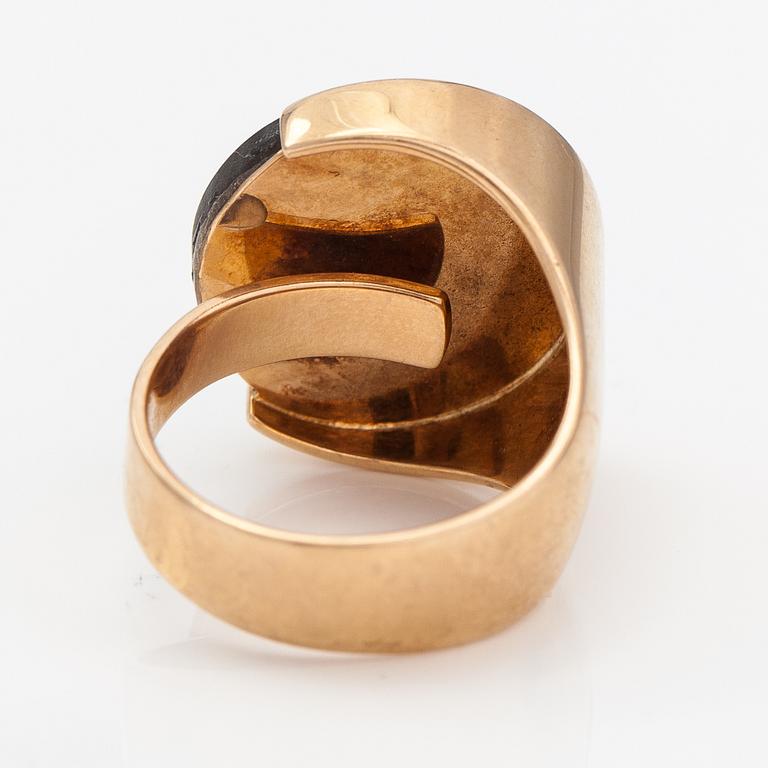 Elis Kauppi, Ring, 14K guld, spektrolit. Kupittaan kulta, Åbo 1974.