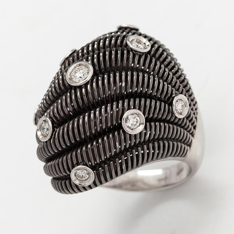 An 18K white gold ring with diamonds ca. 0.31 ct in total.