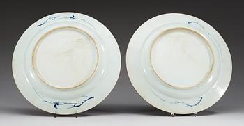 A pair of imari-verte chargers, Qing dynasty, Kangxi (1662-1722).