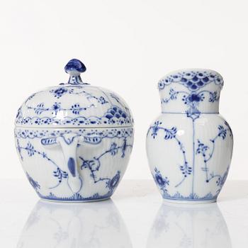 Royal Copenhagen, mat-, kaffe- och teservis, 88 delar, "Musselmalet", Danmark, 1800-1900-tal.