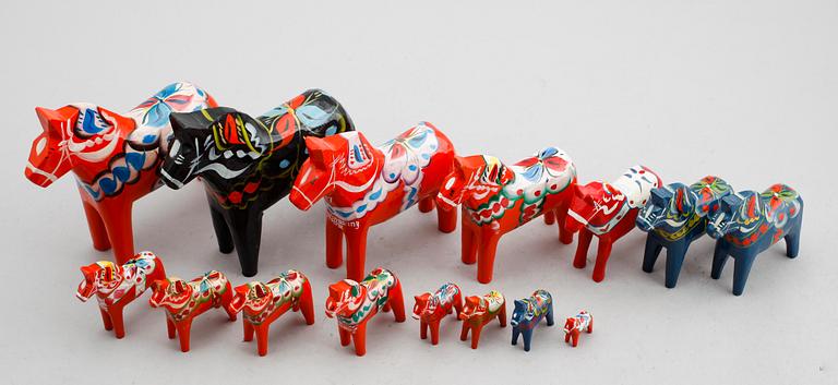 DALAHÄSTAR, 15 st, skuret och bemålat trä, 1900-/2000-tal.