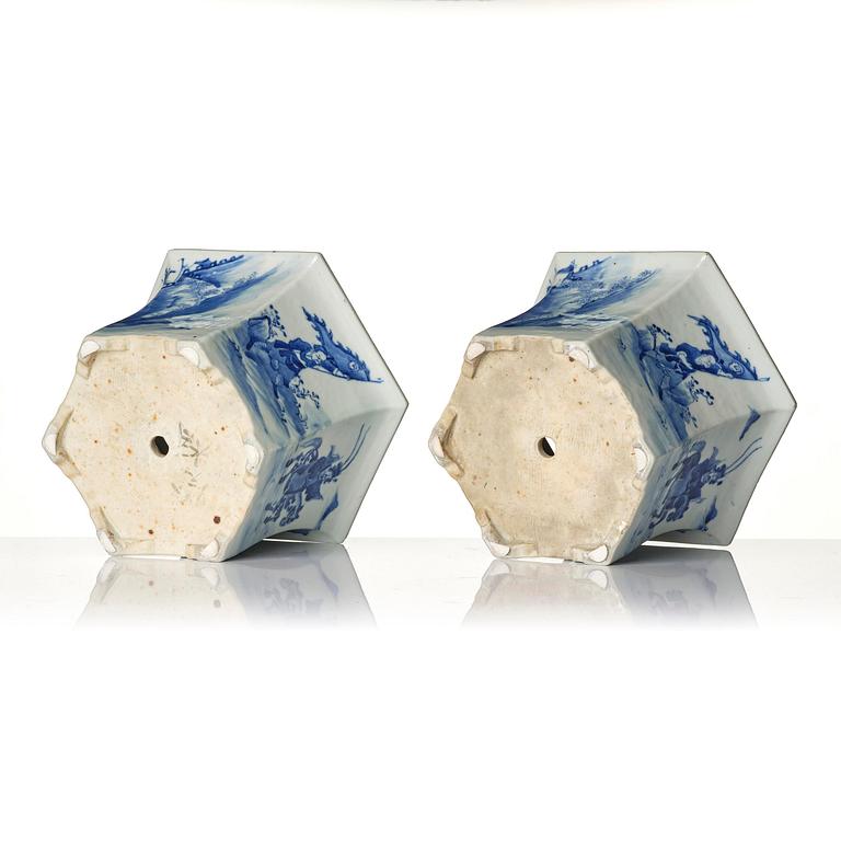 A pair of blue and white jardinieres, Qing dynasty, 19th century.