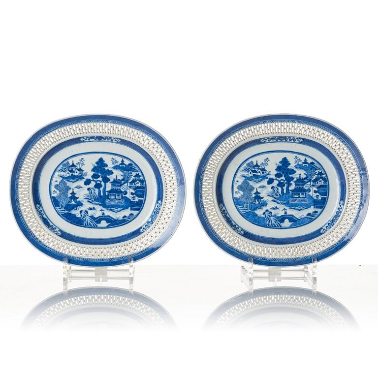 Gallerkorgar med fat, ett par, porslin. Qingdynastin, Qianlong (1736-95).