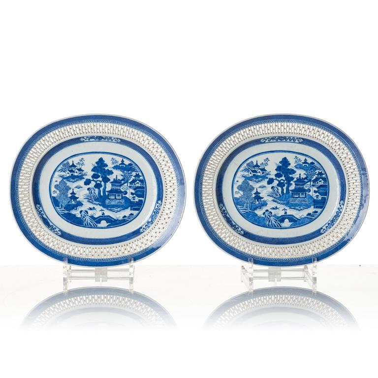 A pair of blue and white chesnut baskets, Qing dynasty, Qianlong (1736-95).