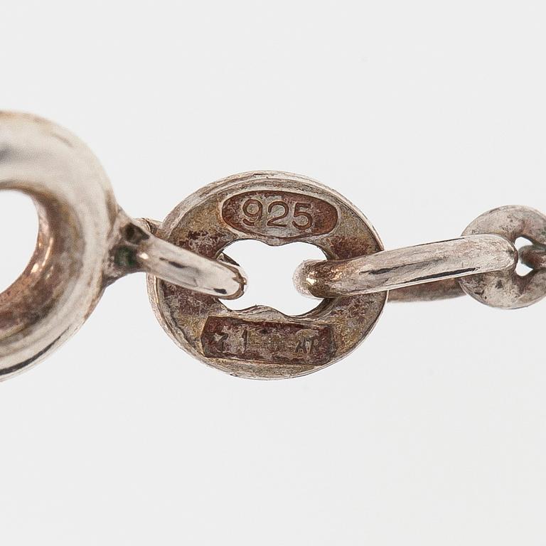 Tapio Wirkkala, riipus, "Päärynä", sterlinghopeaa, ja ketju. Kultakeskus, Hämeenlinna 1975.