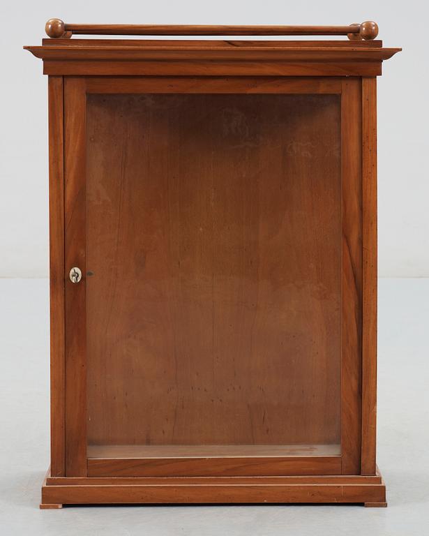 VITRINSKÅP, 1800-talets slut.