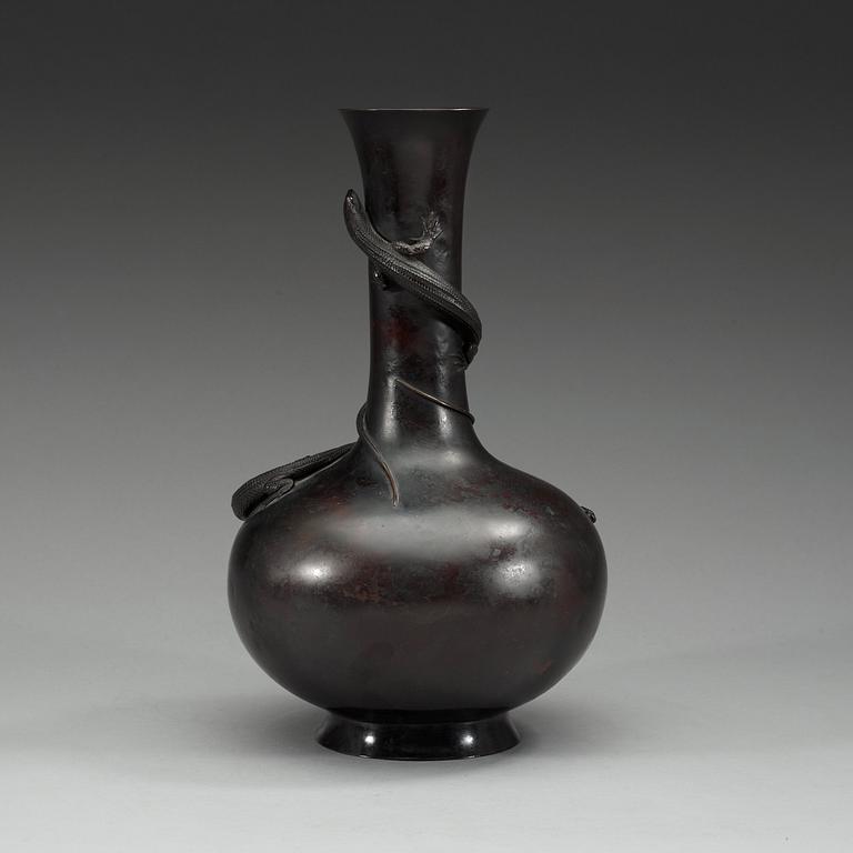 A Japanese bronze vase, ca 1900.