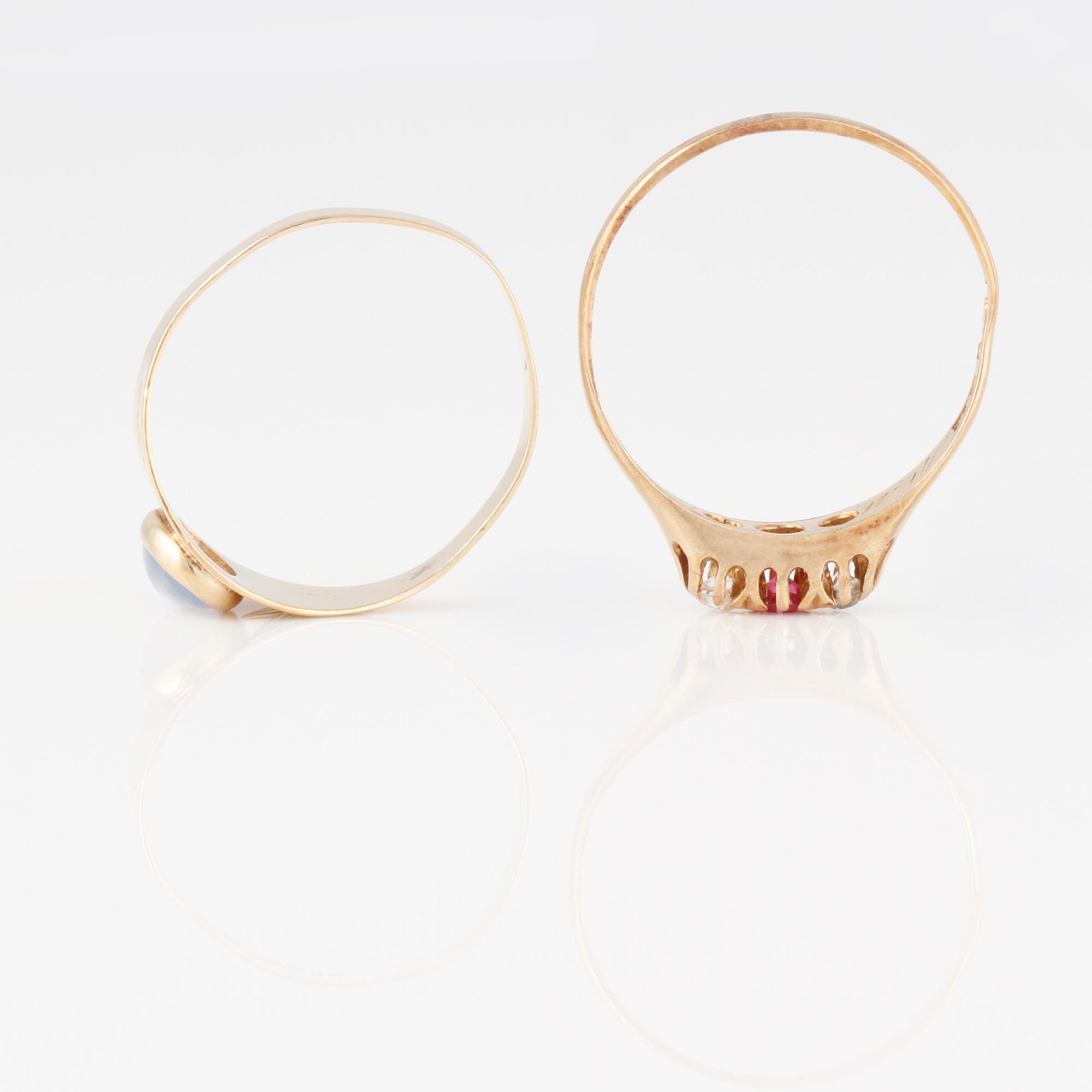 RINGAR, 2 st, med briljantslipade diamanter, en fasettslipad rubin samt en cabochonslipad månsten.