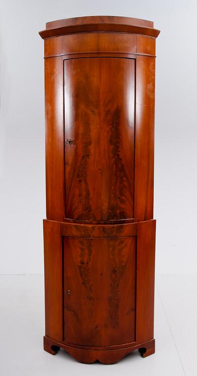 HÖRNSKÅP, Karl Johan, 1800-talets mitt.