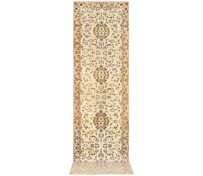 A Kashan runner carpet, c. 385 x 98 cm.