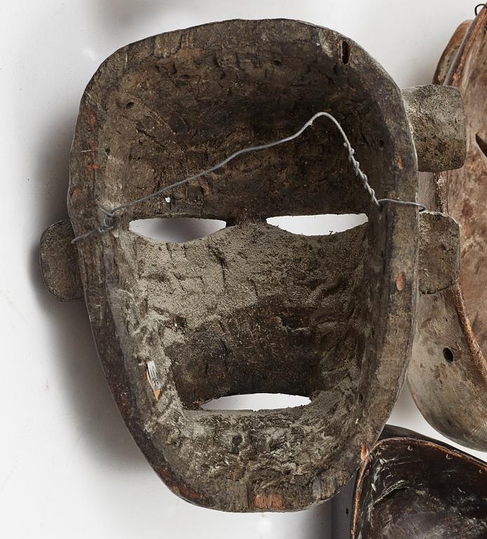 Masker, 4 st, enligt uppgift Dan, Liberia, Ibibio, Nigeria, Varega, Kongo, Songe, Kongo, 1900-talets andra hälft.