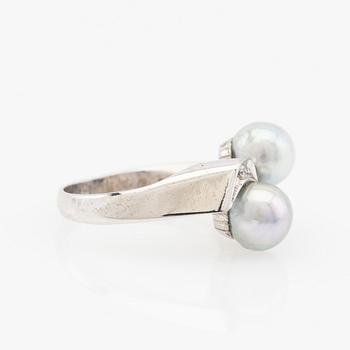Ring, 18K white gold with cultured pearls and brilliant-cut diamonds.