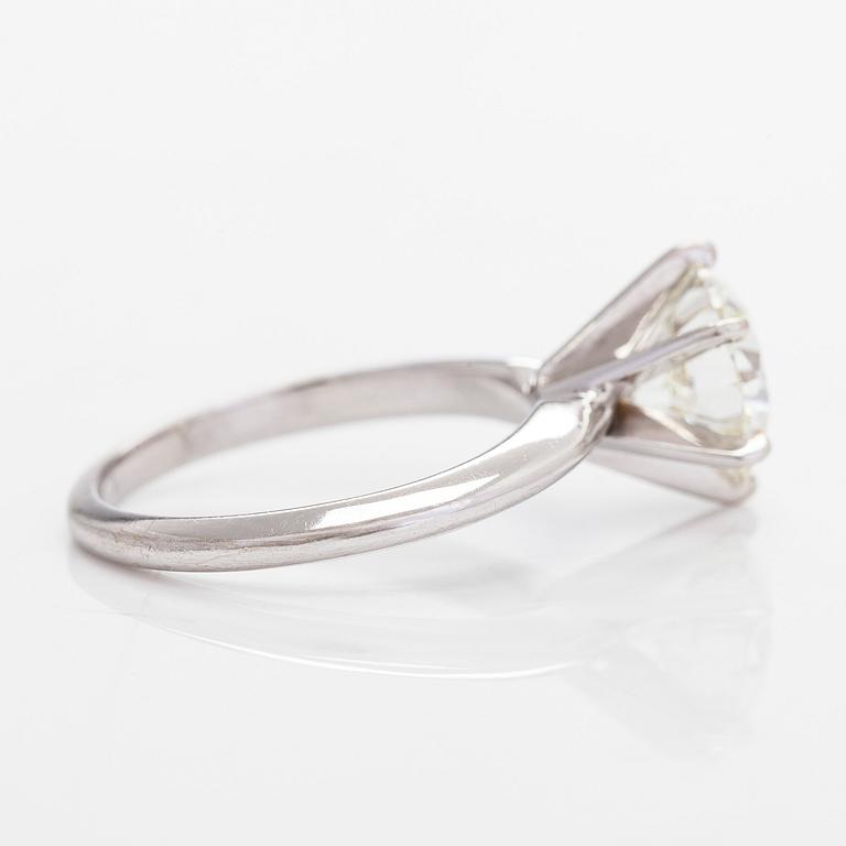 Sormus, 14K valkokultaa, briljanttihiottu timantti noin 2.08 ct.  EGL-sertifikaatilla.