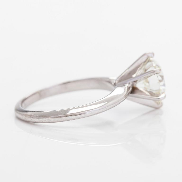 Ring, 14K vitguld, med en briljantslipad diamant ca 2.08 ct. Med EGL- intyg.