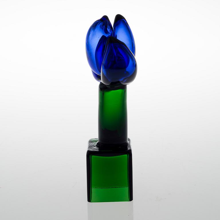 A GLASS SCULPTURE. Iris. Signed O. T, Nuutajärvi Nuutajärvi. Late 1960s.