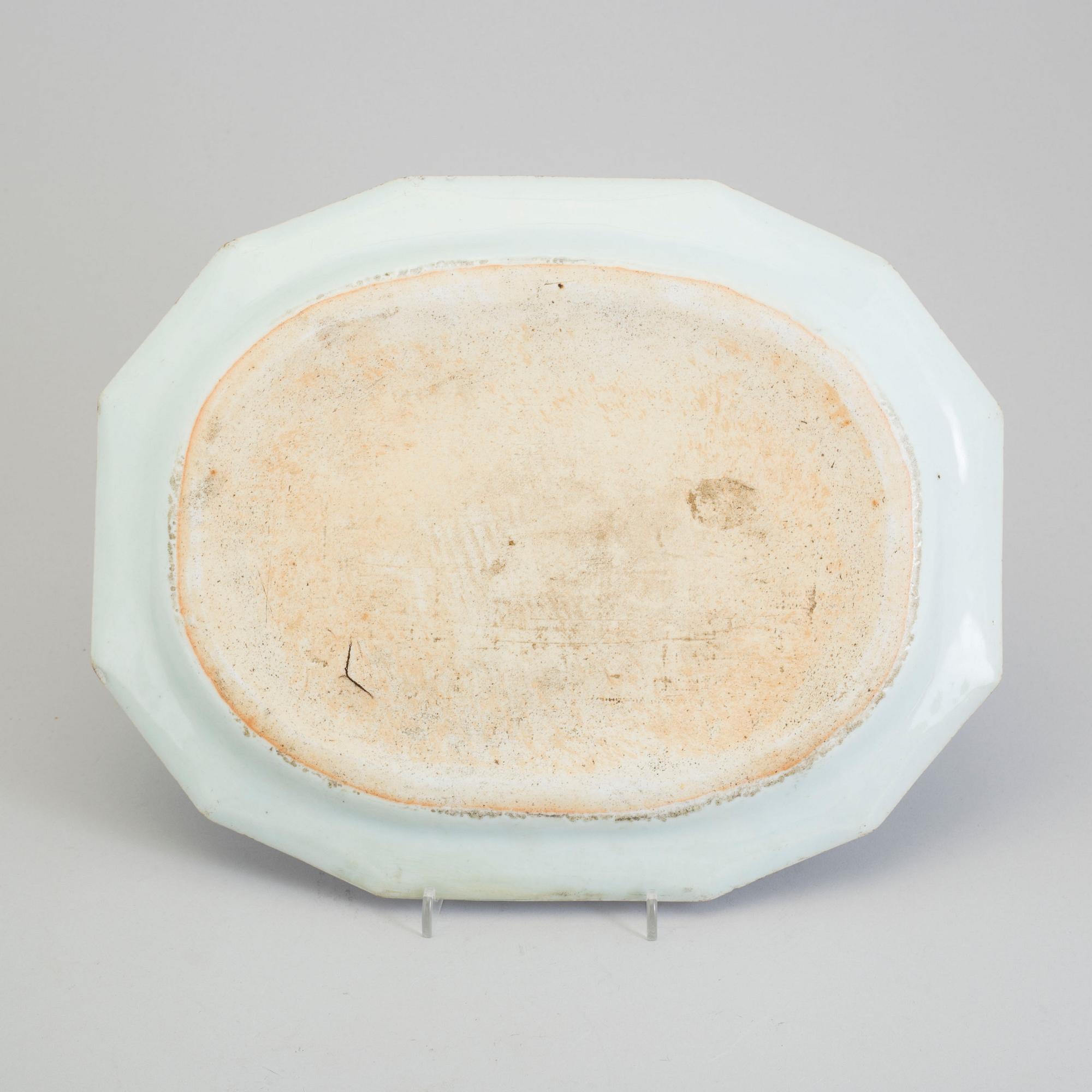 A blue and white serving dish, Qing dynasty, Qianlong (1736-95).