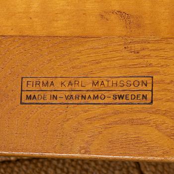 Bruno Mathsson, vilstol, modell 36, Frima Karl Mathson, Värnamo 1940, samt ett läsbord, Firma Karl Mathsson, 1900-talets mitt.