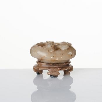 Penselbad soapstone, presentationsask för Hu Kaiwen med en målning signerad Lushu, sen Qingdynasti, 1900.
