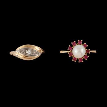 RINGAR, 2 st, 18k guld med liten briljantslipad diamant, odlad pärla samt 9 rosa safirer, 1900-tal. Vikt 7 g.