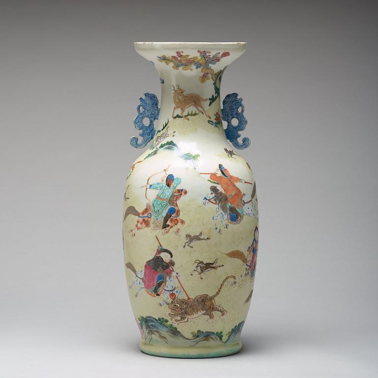 A large famille rose vase, Qing dynasty, 19th century.