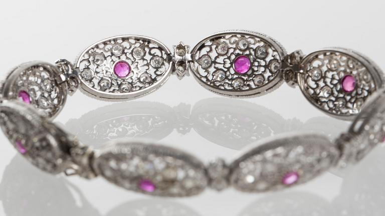 ARMBAND, Buccellati signerad, 18K vitguld med rubiner samt åttkantsslipade diamanter, (troligen Federico Buccellati).