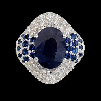 RING, sterlingsilver, oval safir ca 5.90 ct, mindre blå safirer tot ca 0.52 ct, vita safirer tot ca 0.84 ct.