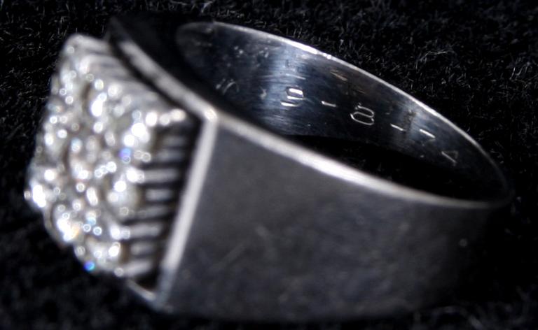 RING, vitguld samt 9 briljanter. Tot vikt 7 gram.