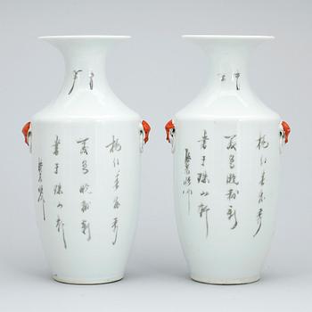 VASER, ett par, porslin, Kina, 1900-talets mitt.