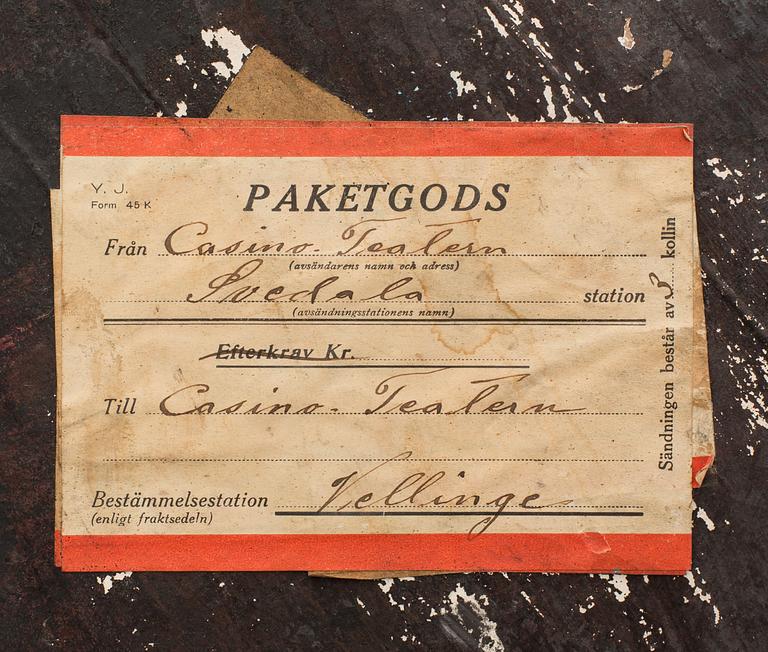 FIGURDOCKOR, ett par, Papier maché,  föreställande Fyrtornet och Släpvagnen. 1900-talets första hälft.