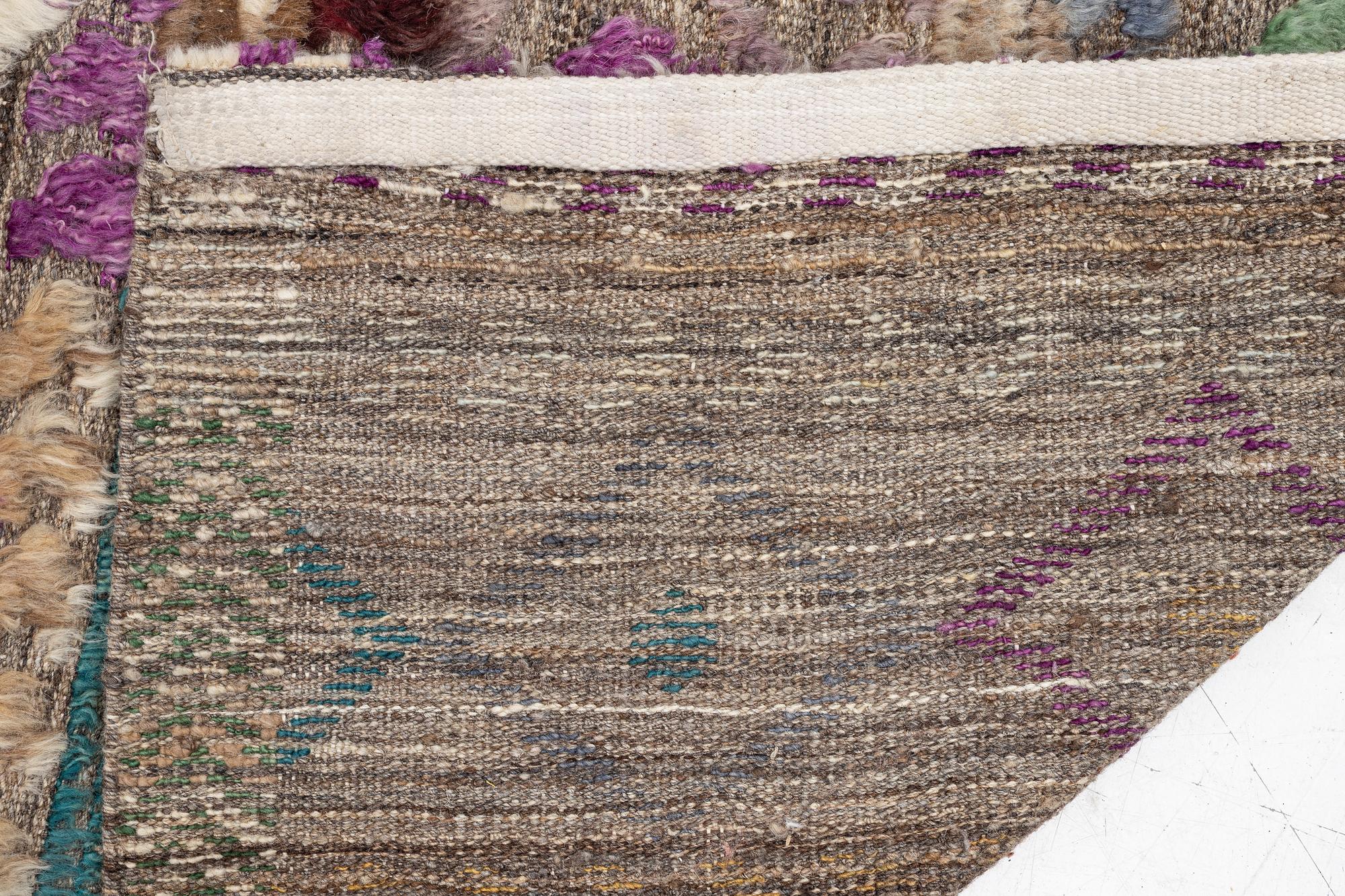 Carpet, Oriental, 308 x 246 cm.